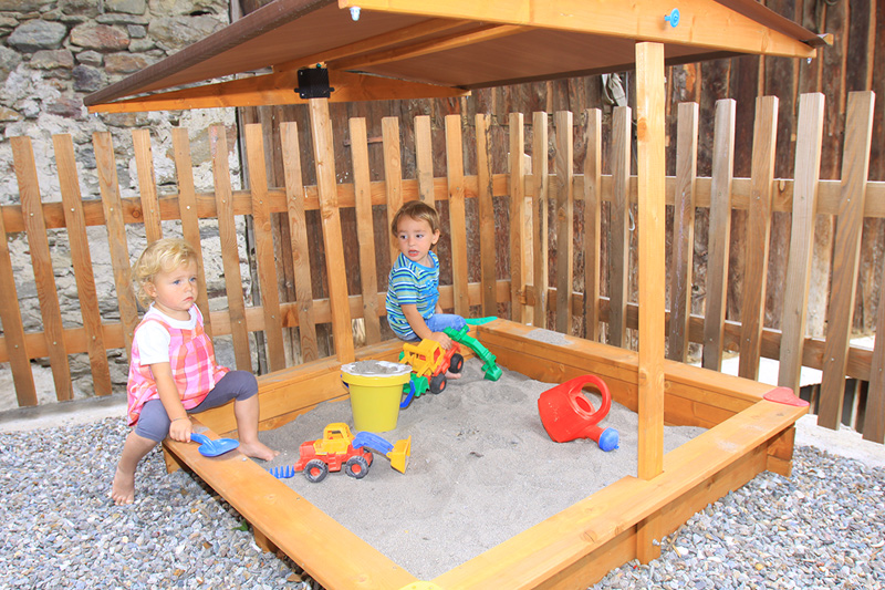 Überdachter Sandkasten